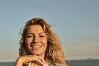 Gisele Bündchen comemora sucesso de livro e agradece à mãe