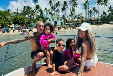 Após reatar relacionamento, MC Poze do Rodo viaja com Vivi Noronha e os filhos