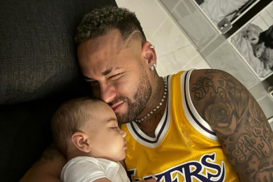 Neymar posa agarradinho com Mavie enquanto ela tira uma soneca