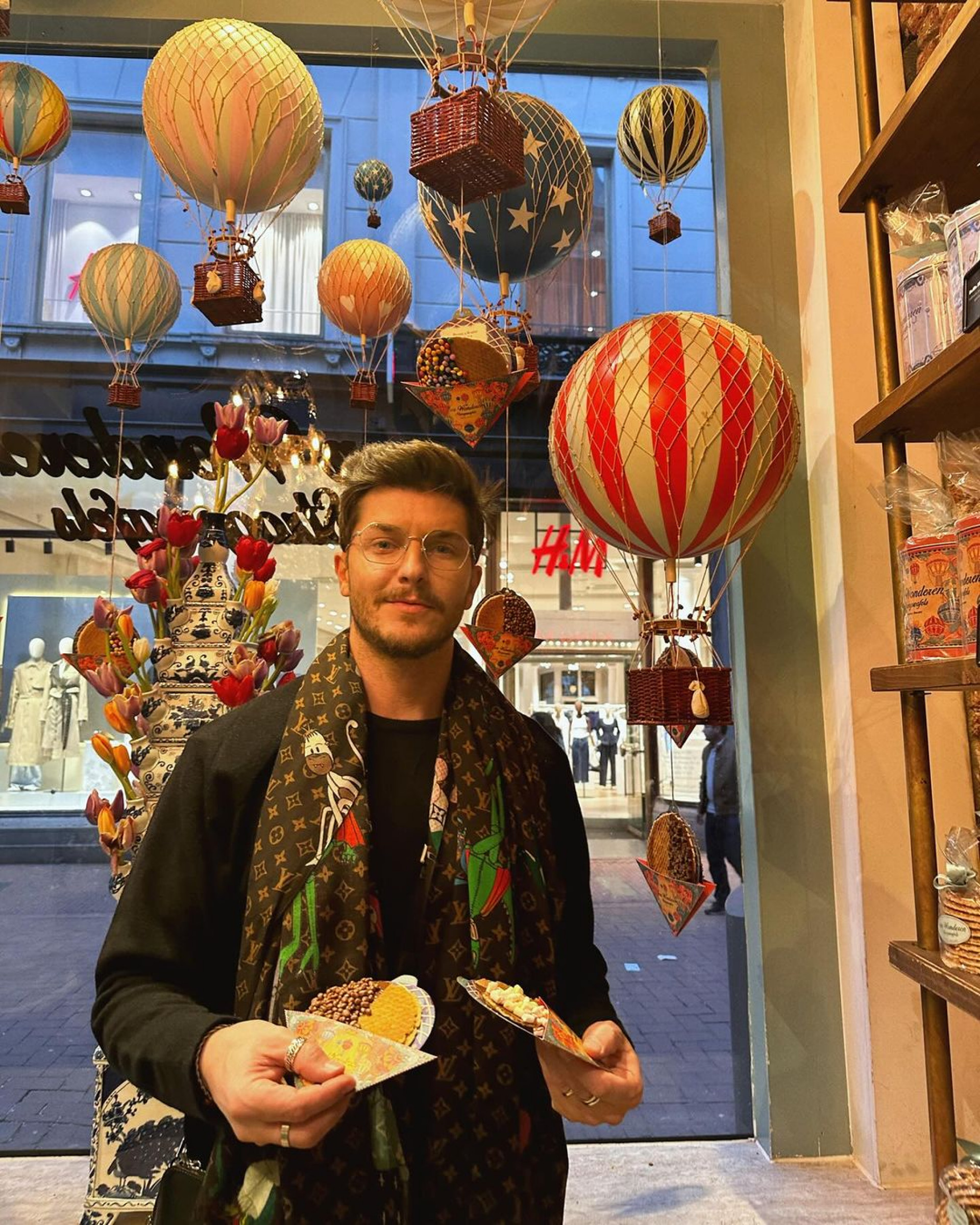 Camila Queiroz e Klebber Toledo mostram viagem romântica em Amsterdã
- Reprodução/Instagram