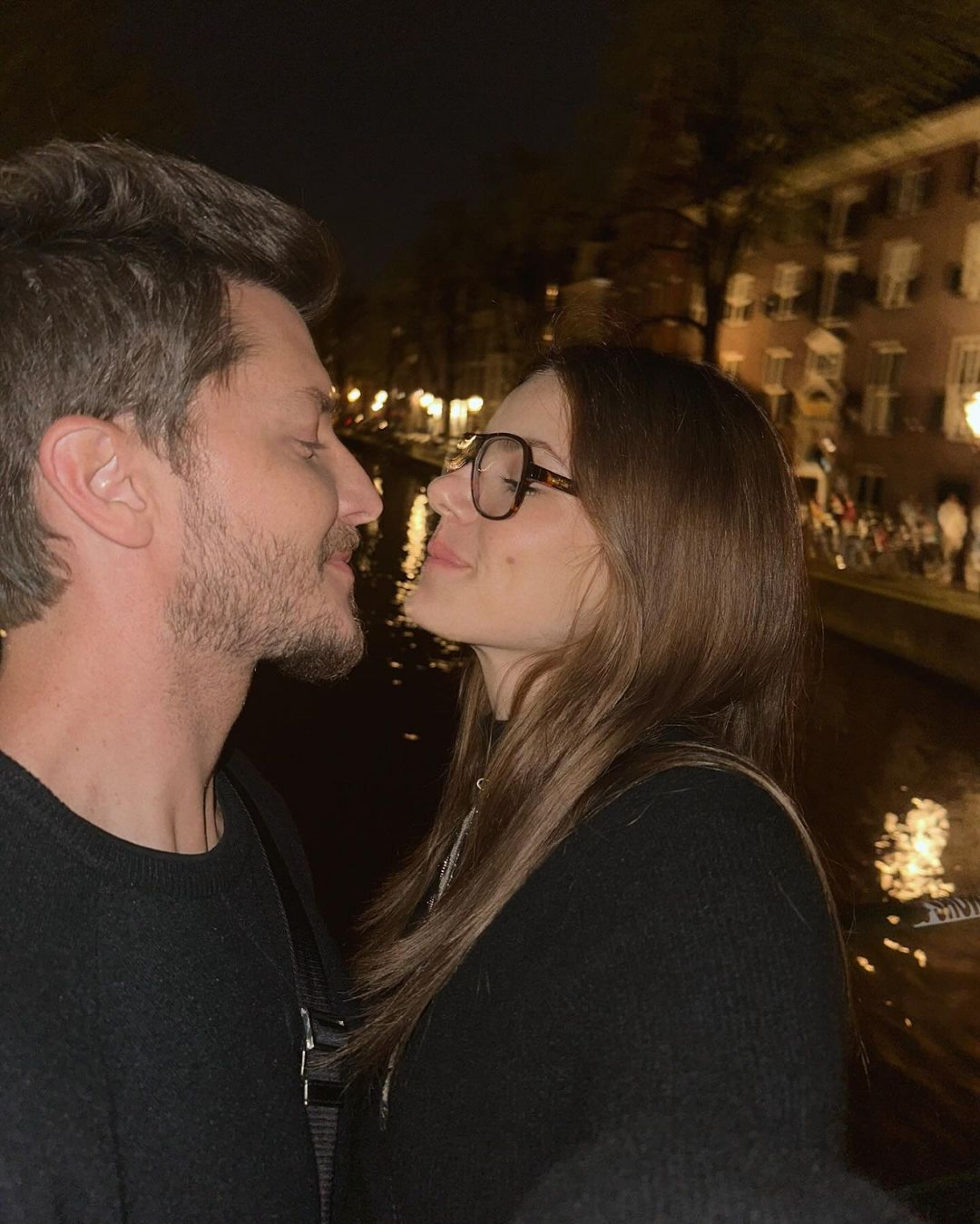 Camila Queiroz e Klebber Toledo mostram viagem romântica em Amsterdã
- Reprodução/Instagram