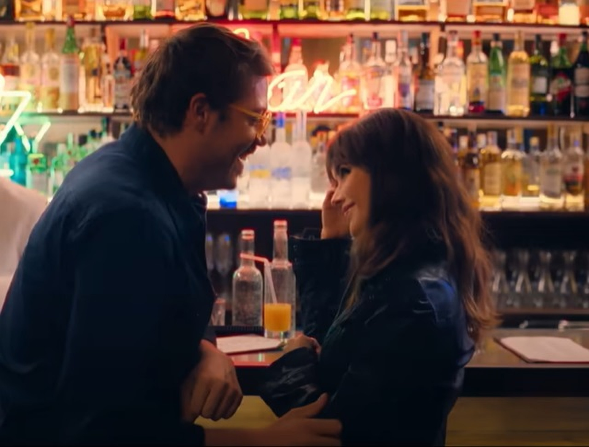 Fabio Porchat e Samdy fazem par romântico no filme 'Evidências do Amor' - Reprodução de vídeo