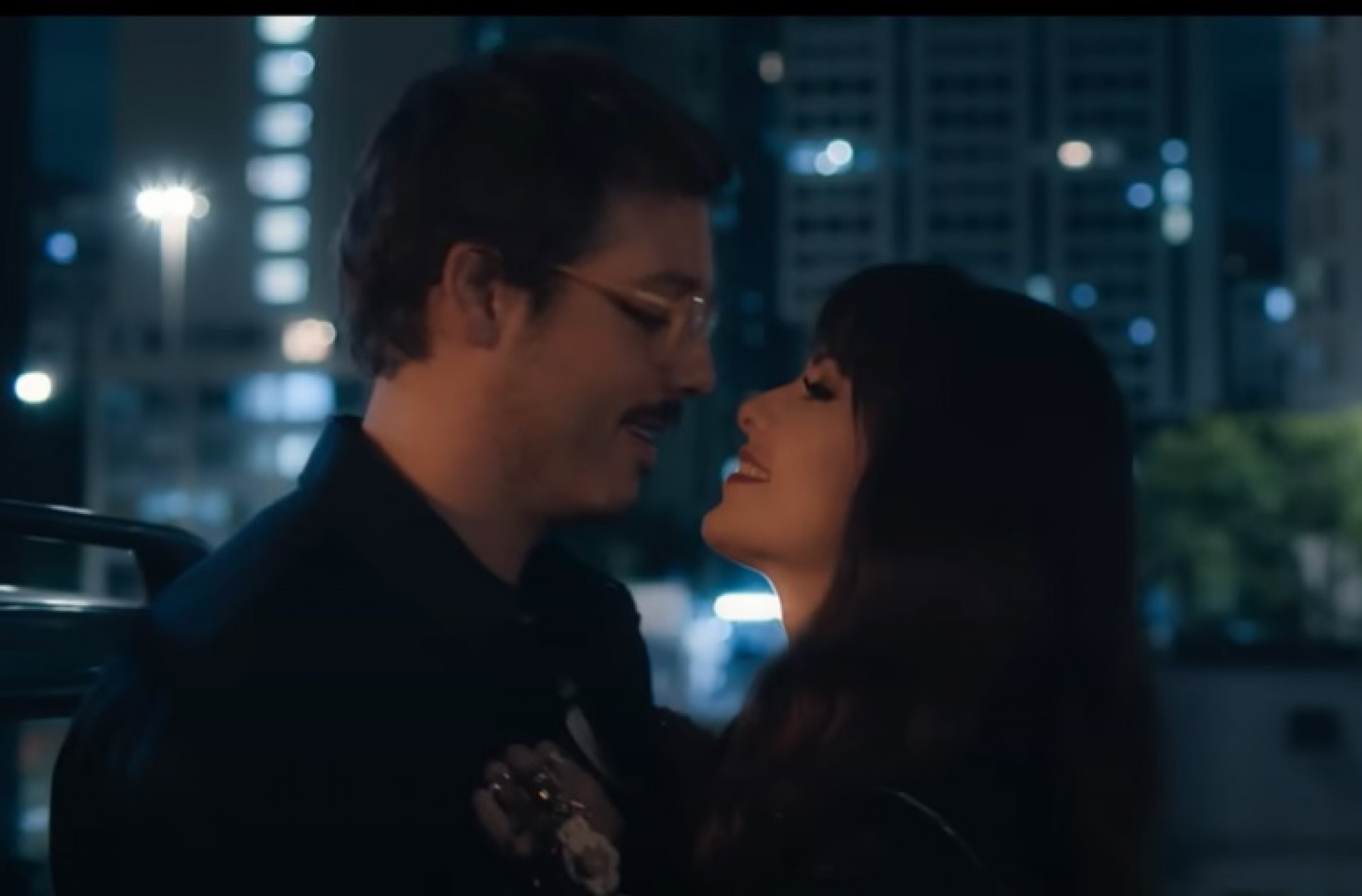 Fabio Porchat e Samdy fazem par romântico no filme 'Evidências do Amor' - Reprodução de vídeo