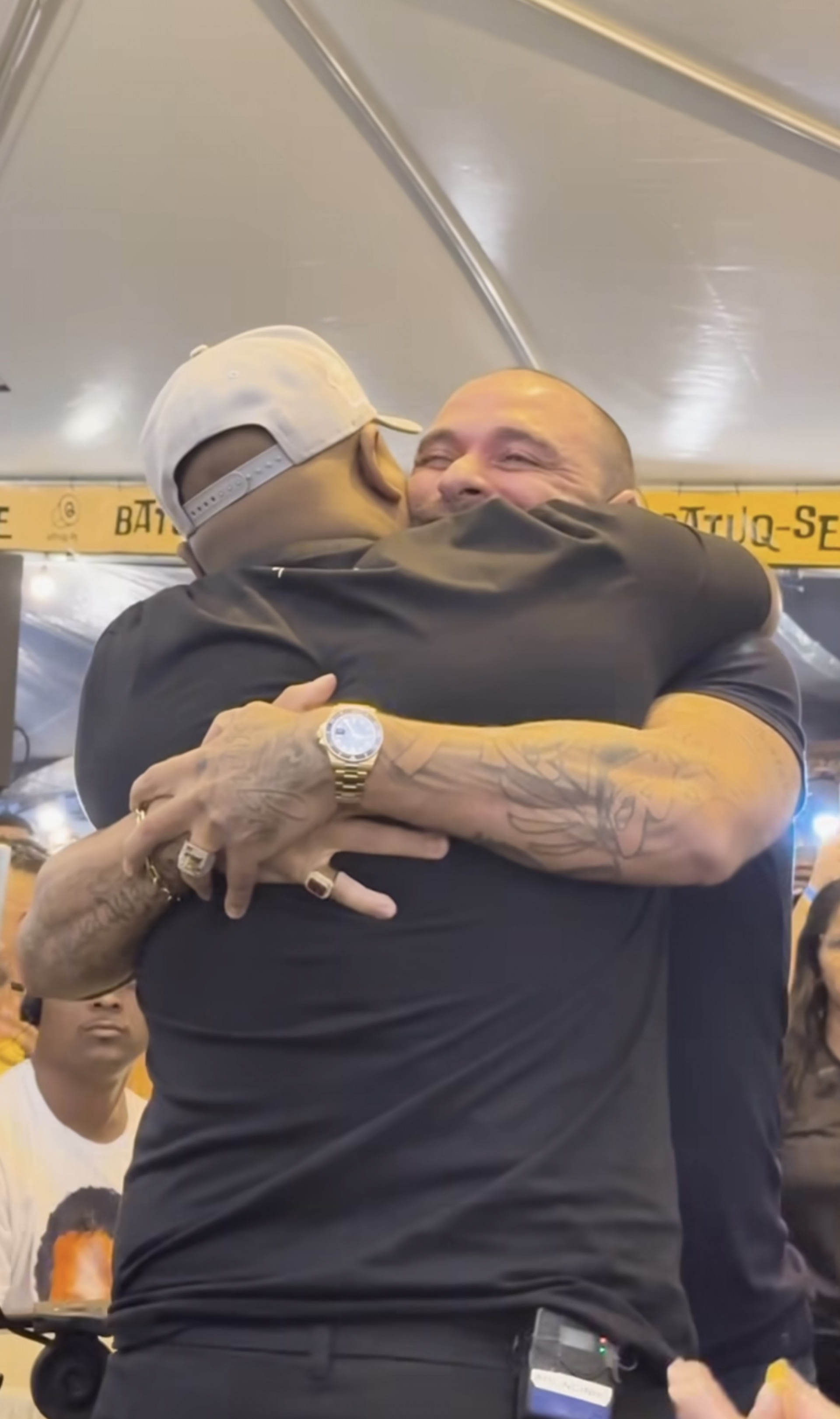 Diogo Nogueira 'invade' show de Arlindinho em roda de samba no RIo - Reprodução