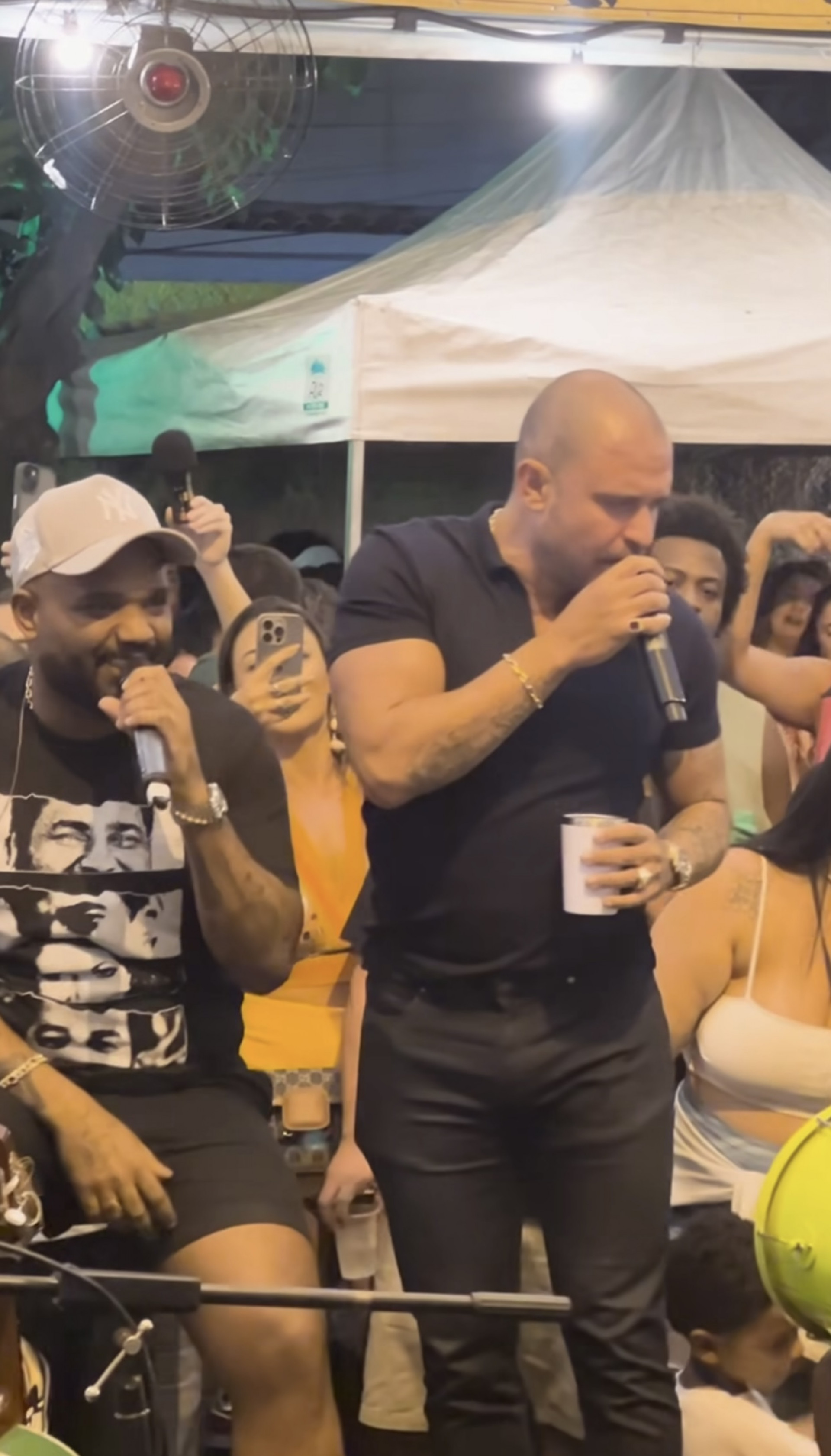 Diogo Nogueira 'invade' show de Arlindinho em roda de samba no RIo - Reprodução