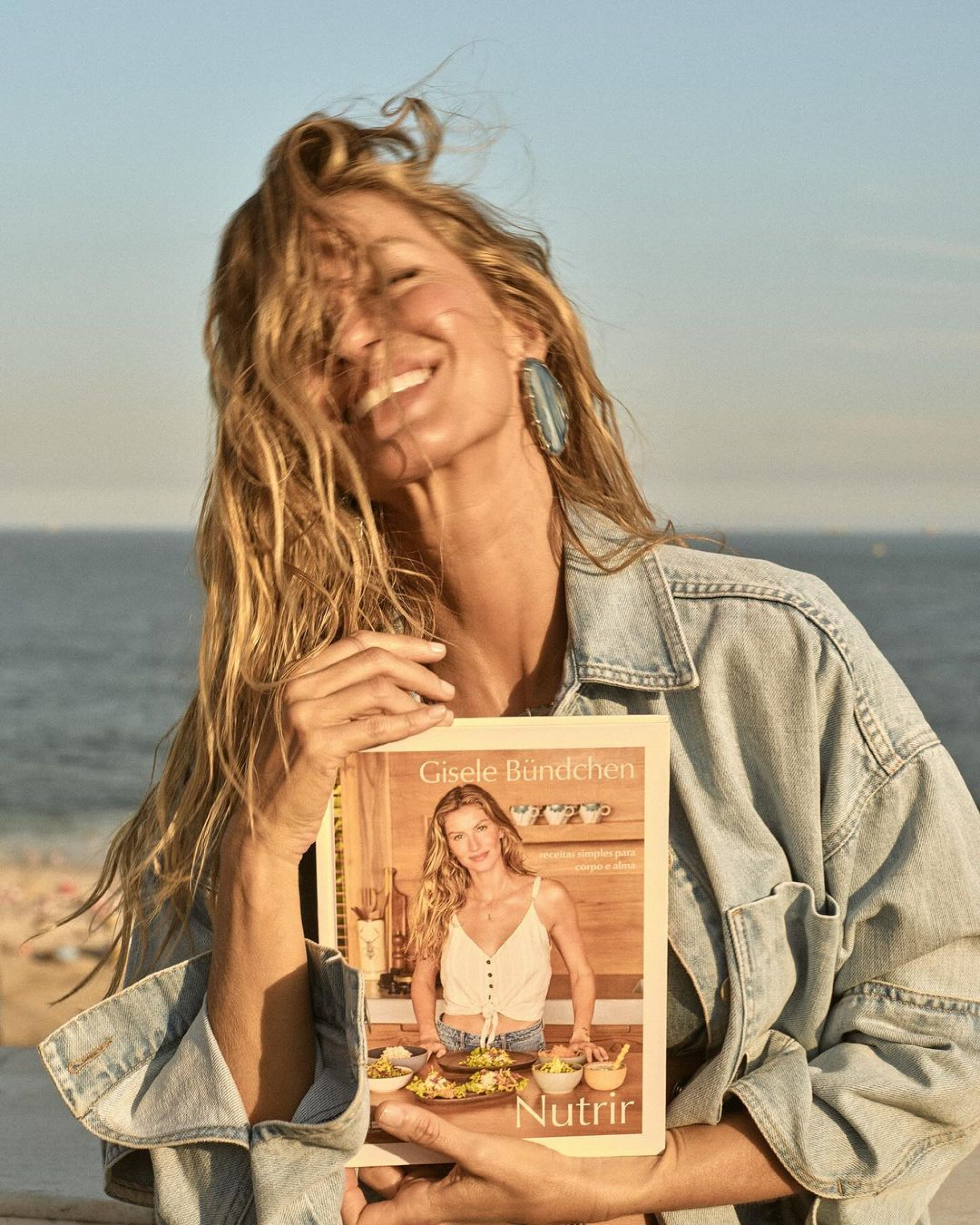 Gisele Bündchen comemora segundo lugar na lista de livros mais vendidos e expressa gratidão a mãe
 - Reprodução / Instagram 