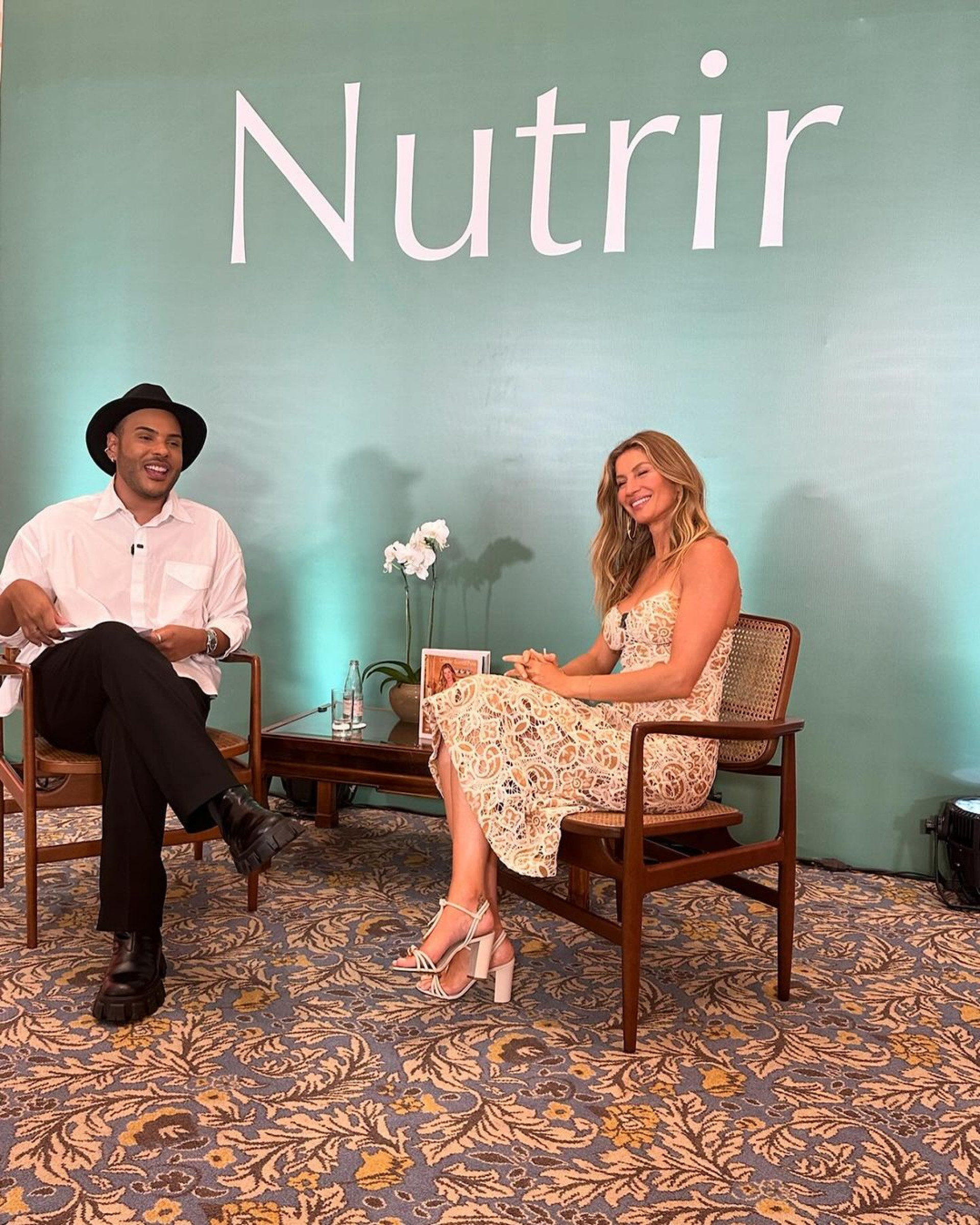 Gisele Bündchen e Hugo Gloss durante evento de divulgação do livro da modelo  - Reprodução / Instagram 
