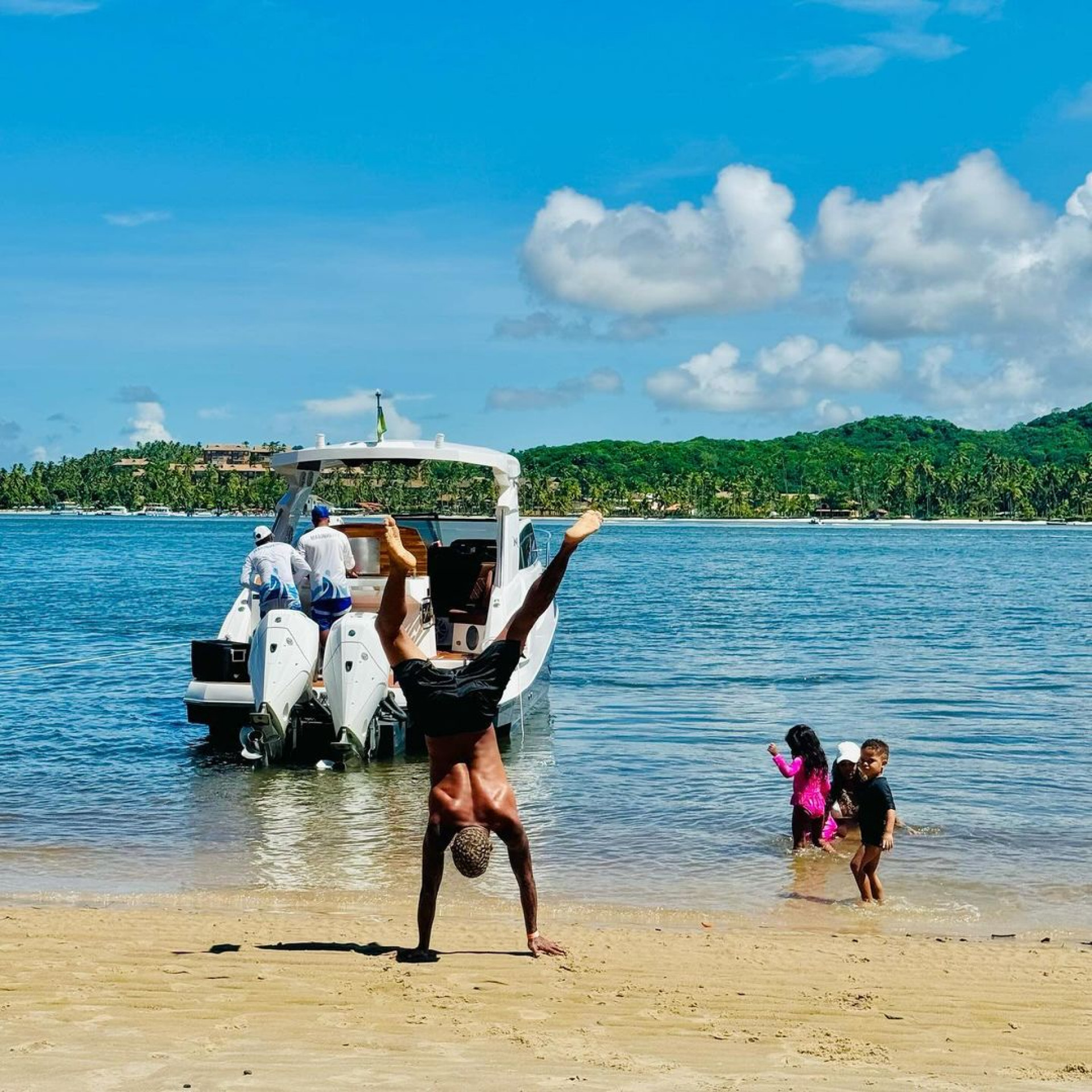 Após reatar relacionamento, MC Poze do Rodo viaja com Vivi Noronha e os filhos para Pernambuco  - Reprodução / Instagram 