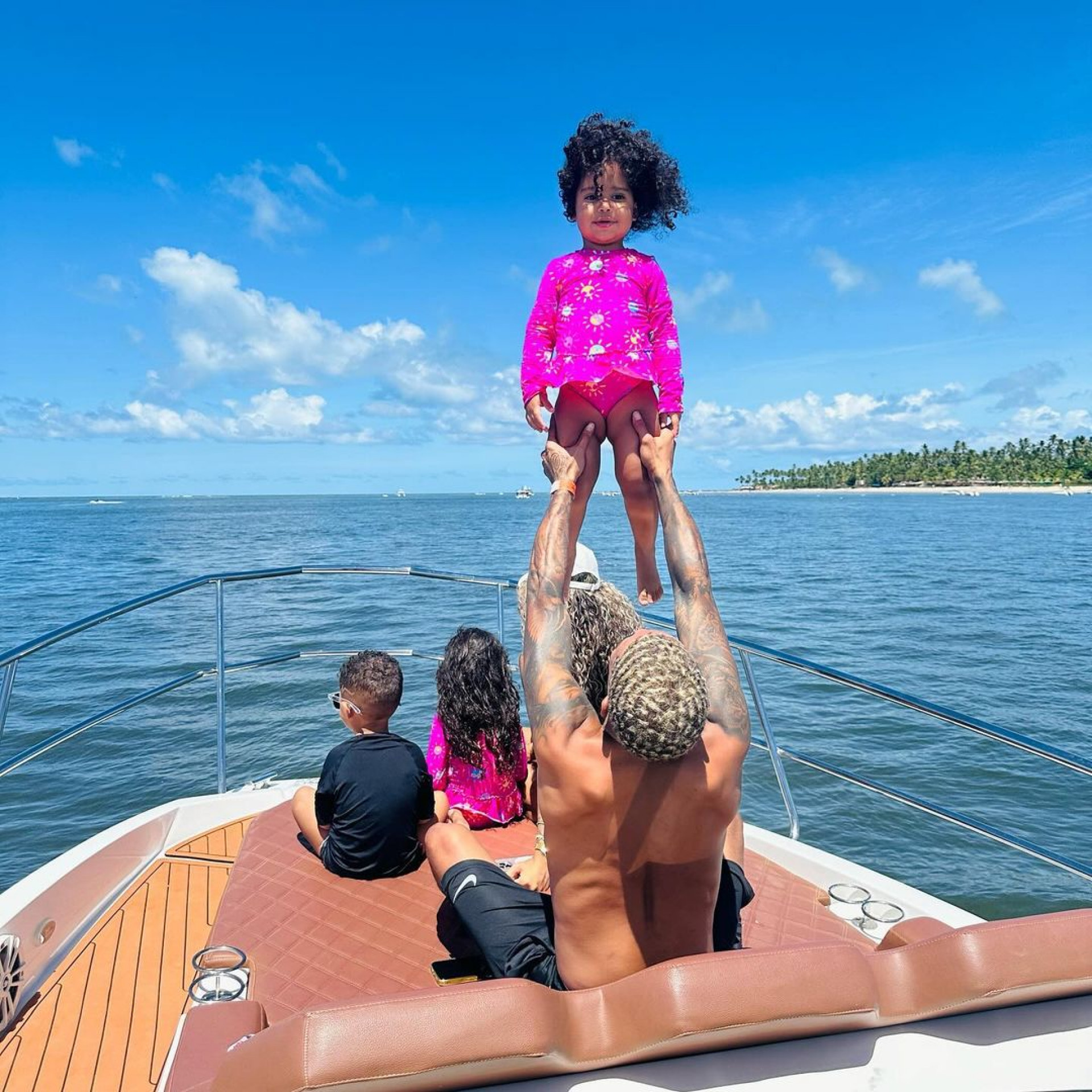 Após reatar relacionamento, MC Poze do Rodo viaja com Vivi Noronha e os filhos para Pernambuco  - Reprodução / Instagram 