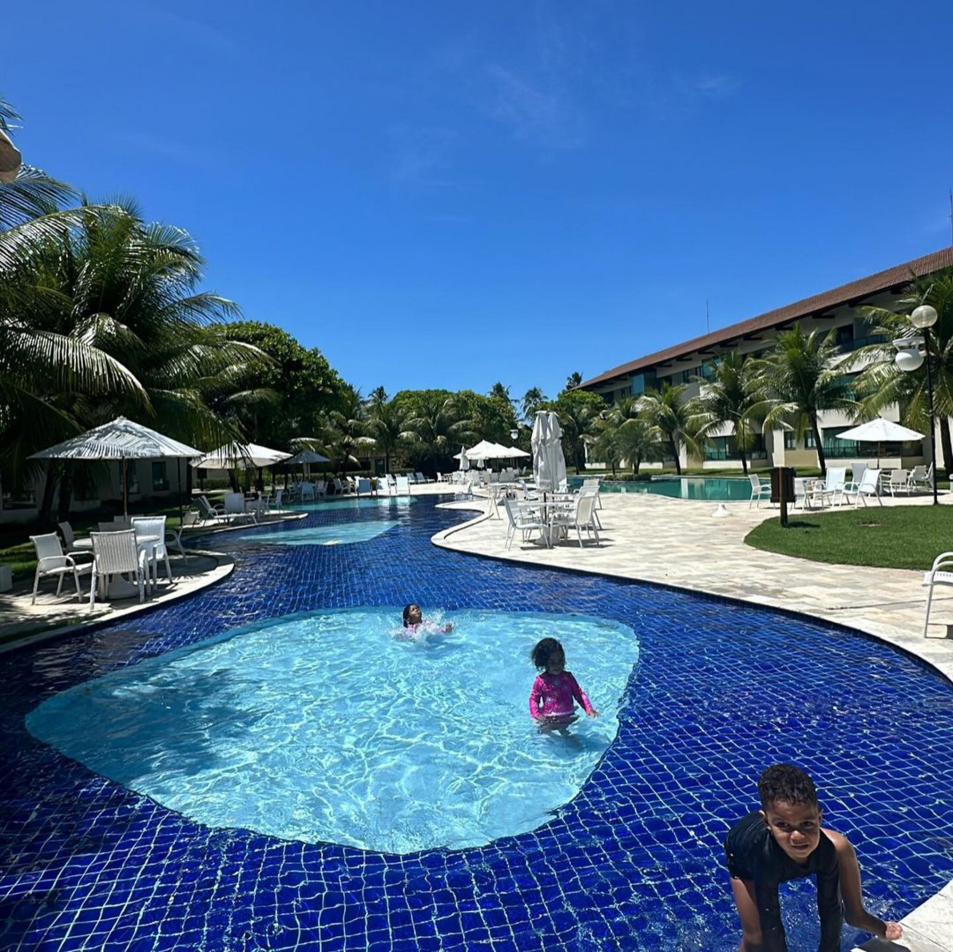 Após reatar relacionamento, MC Poze do Rodo viaja com Vivi Noronha e os filhos para Pernambuco 
 - Reprodução / Instagram 