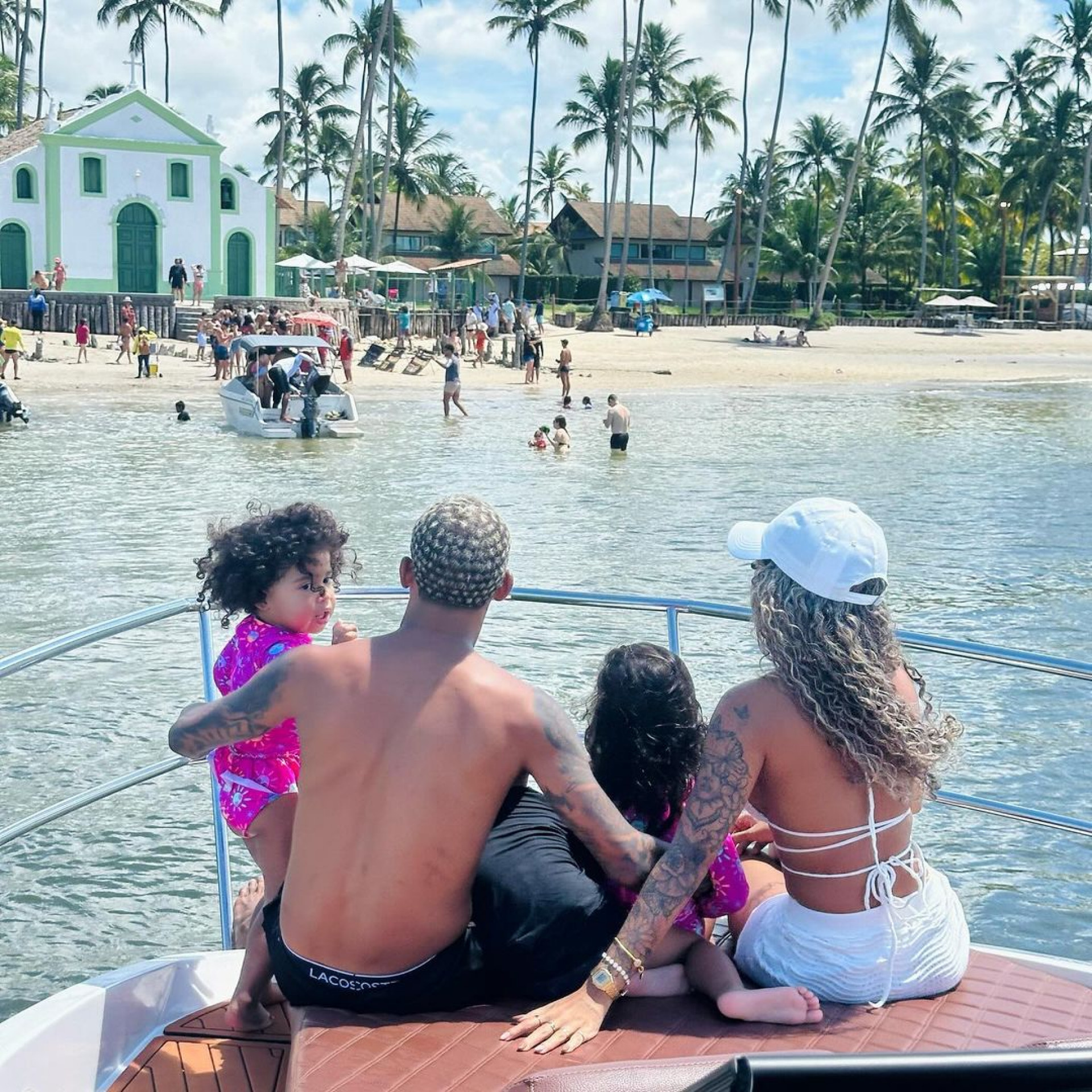 Após reatar relacionamento, MC Poze do Rodo viaja com Vivi Noronha e os filhos para Pernambuco  - Reprodução / Instagram 