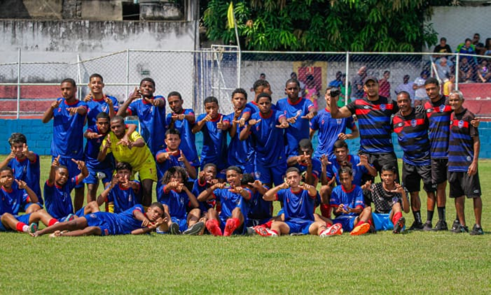 Os jogadores do Belford Roxo celebram o placar hist&oacute;rico no Est&aacute;dio N&eacute;lio Gomes - Pedro Henrick / SEBR