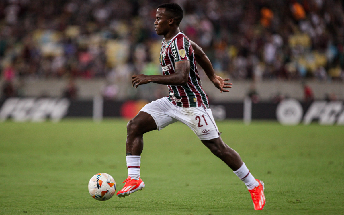 Meio-campista Jhon Arias, um dos destaques do Fluminense, em ação contra o Colo-Colo