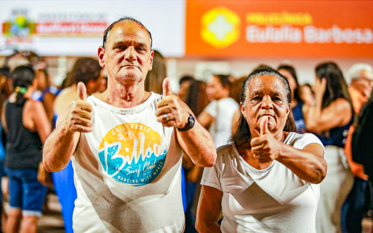 O aposentado Luiz Pereira Garcia e Maria Elisabete Garcia ficaram felizes com a inauguração da creche, policlínica e da praça