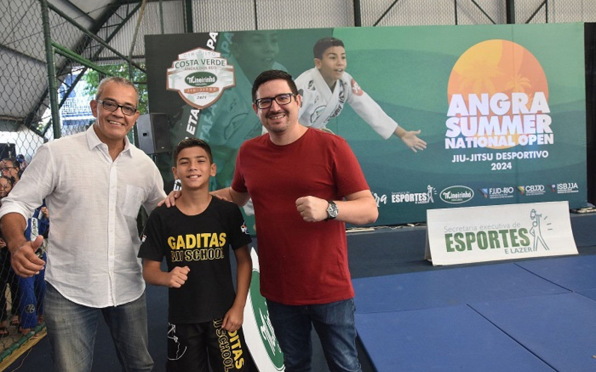 Rogério Gavazza, o jovem atleta Antony e Vitor, secretário de Angra