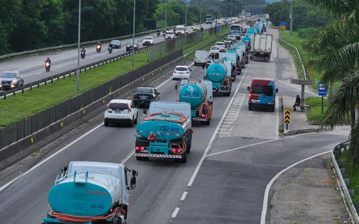 Caminhões atravessaram a Ponte Rio-Niterói nesta sexta - Reprodução