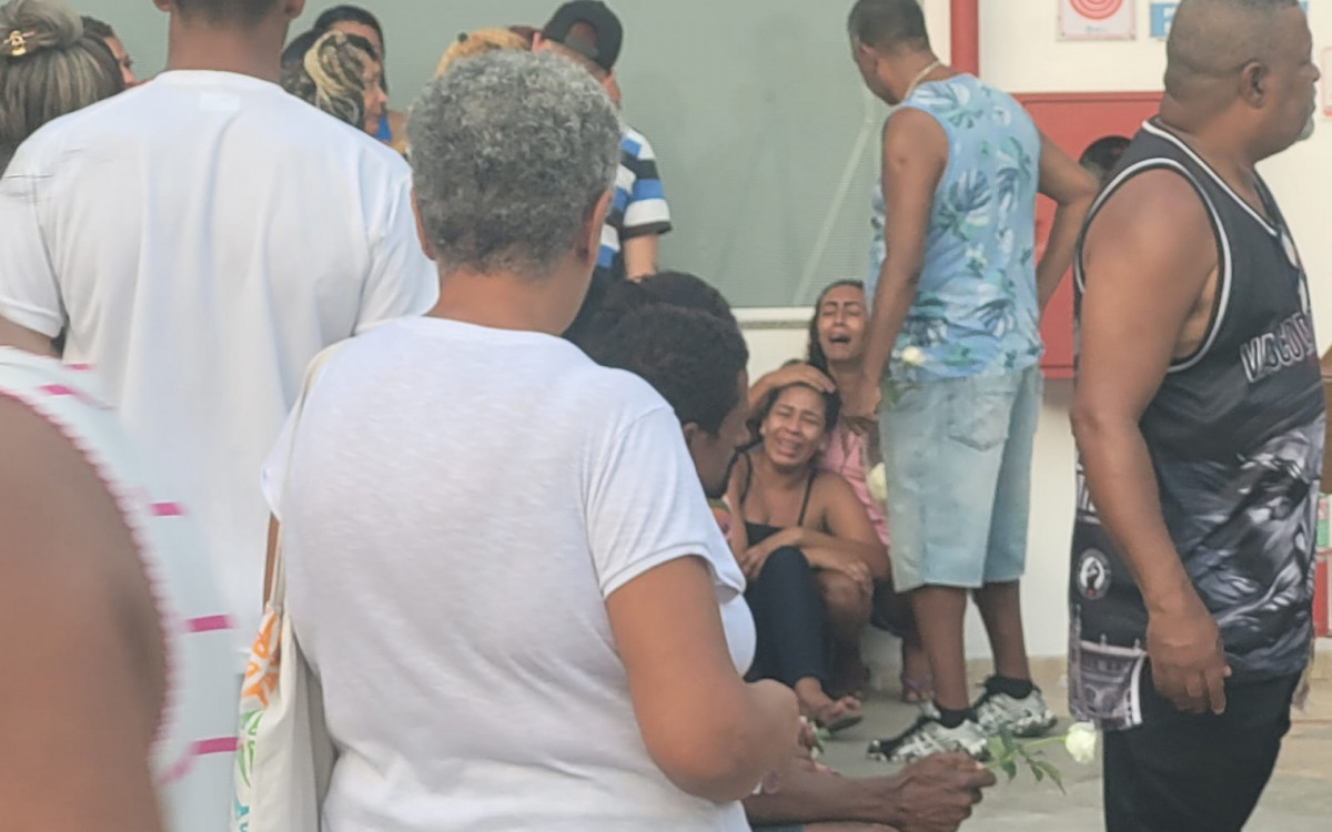 Durante o velório, a mãe e as duas filhas de Wanessa passaram mal - Lucas Cardoso