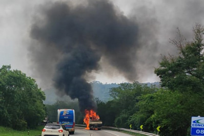 Caminhão pega fogo na BR-040, em Itaipava