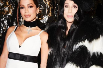 Anitta aparece em foto com Cher, e fãs vão à loucura: 'Venceu muito'