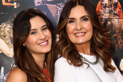 Fátima Bernardes prestigia peça ao lado de filha no Leblon