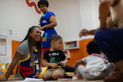 Familiares dos alunos visitam a nova creche municipal de Volta Redonda