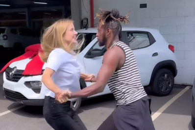 Gabriela Prioli presenteia professor da 'Dança dos Famosos' com carro