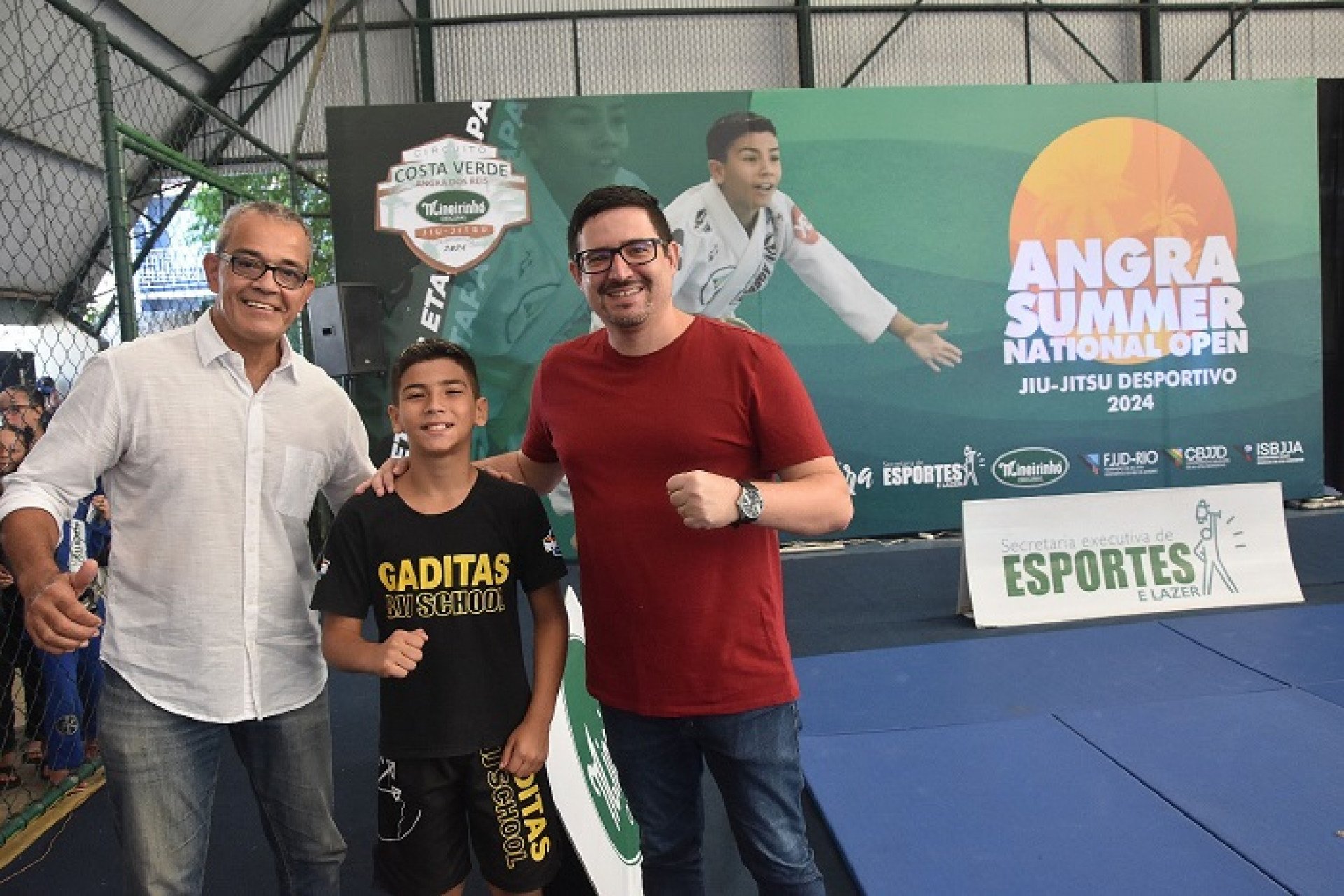 Rogério Gavazza, o jovem atleta Antony e Vitor, secretário de Angra -  (Foto: Wagner Gusmão)