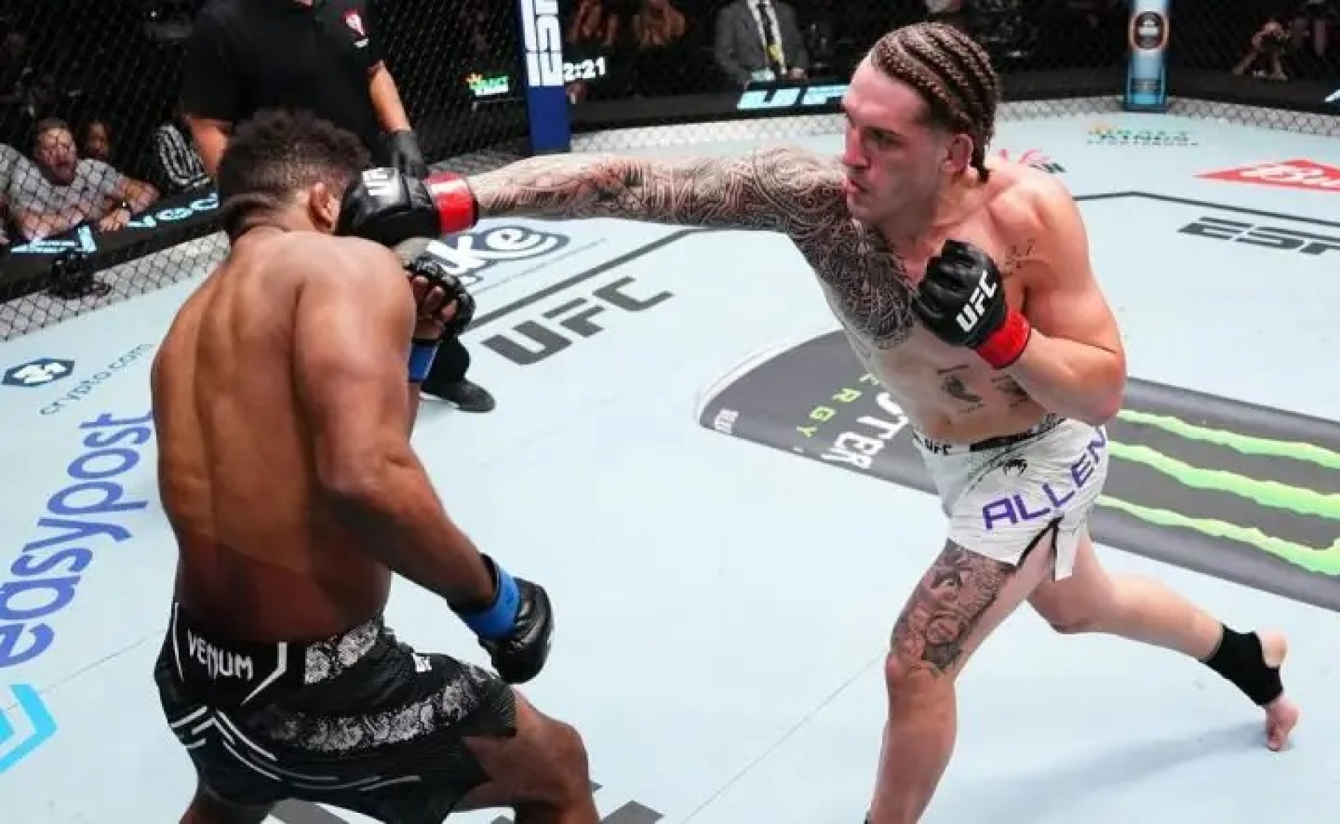 Brendan Allen derrotou Chris Curtis por decisão dividida na luta principal - (Foto: Divulgação/UFC)