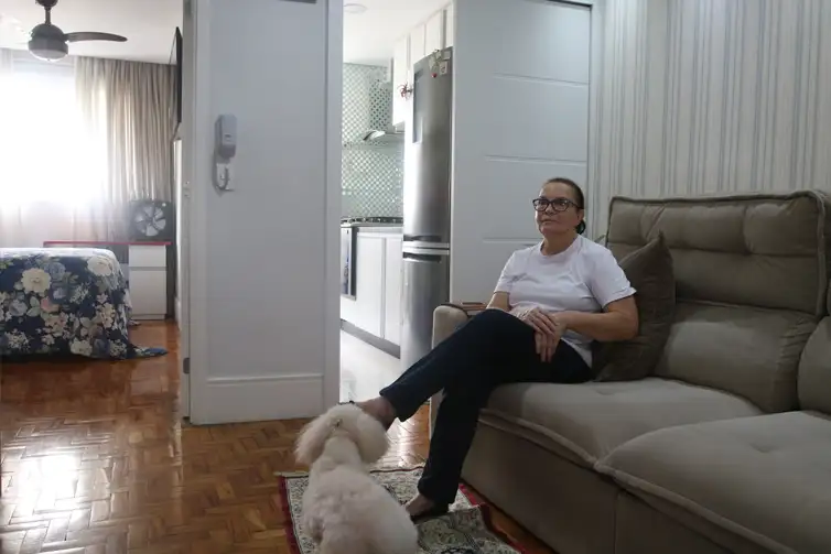 Síndica do Edifício Dandara, Marli Baffini, mostra o apartamento em que mora no prédio da União destinado a moradia de famílias de baixa renda