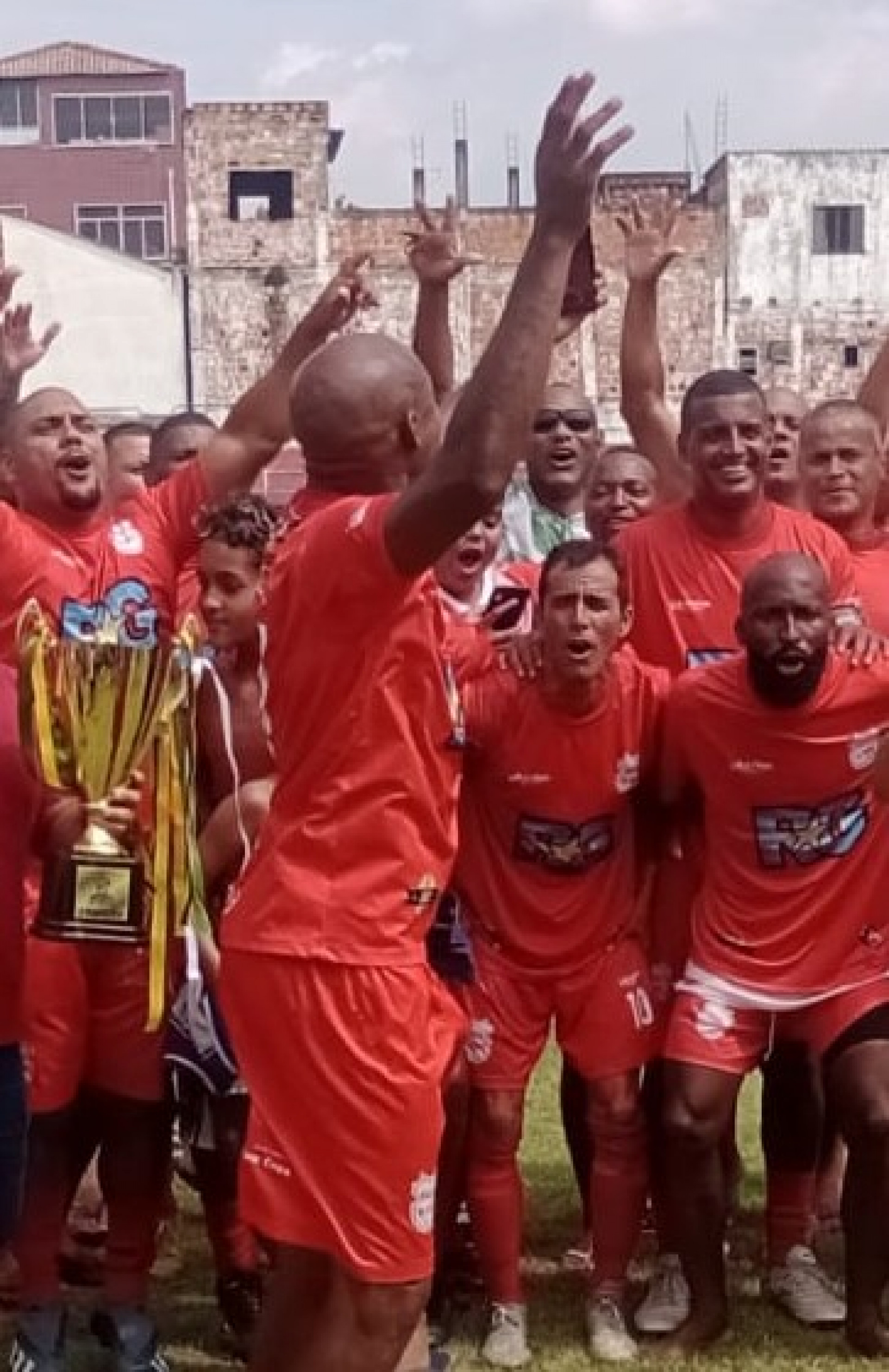 Time do Raça recebendo o troféu de campeão da Copa Brasileirão da Baixada Master - Divulgação