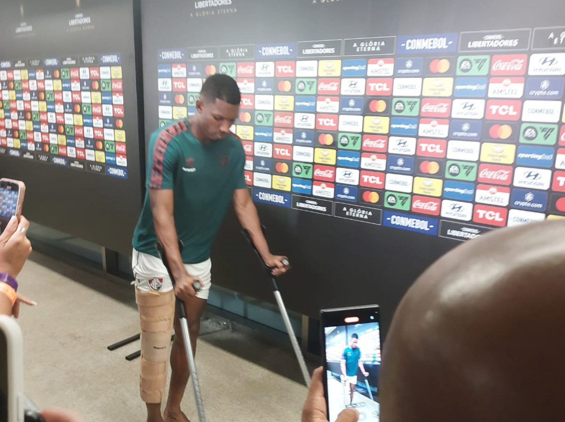 Lelê, do Fluminense, deixou o Maracanã com a perna direita imobilizada  - Hugo Perruso/Agência O Dia
