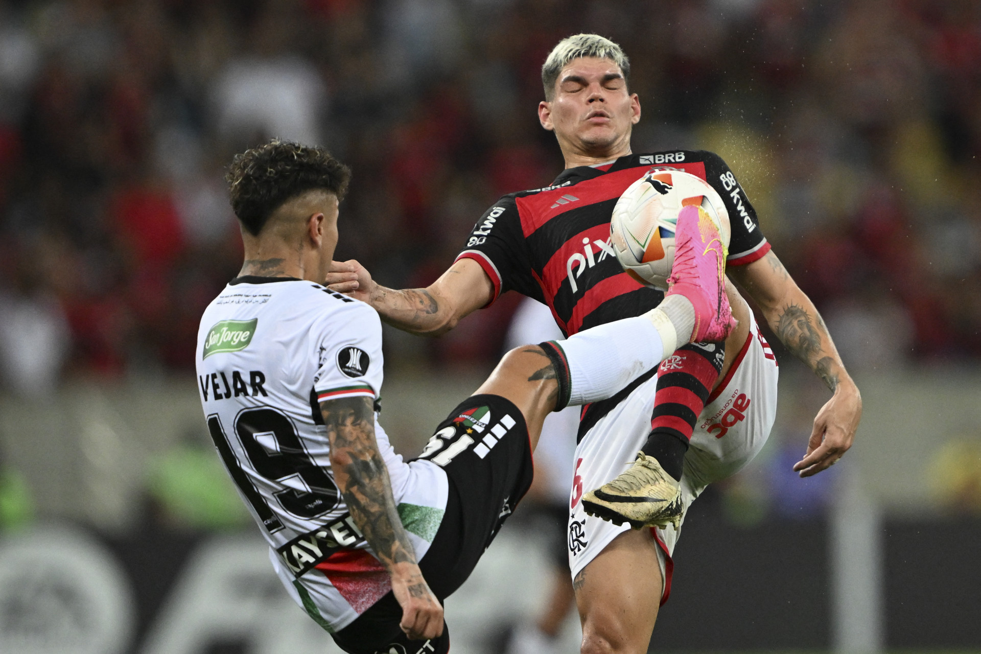 Palestino's midfielder Brayan Vejar (L) and Flamengo's defender Ayrton Lucas fight for the ball during the Copa Libertadores group stage first leg football match between Brazil's Flamengo and Chile's Palestino at the Maracana Stadium in Rio de Janeiro, Brazil, on April 10, 2024.
MAURO PIMENTEL / AFP - MAURO PIMENTEL/AFP