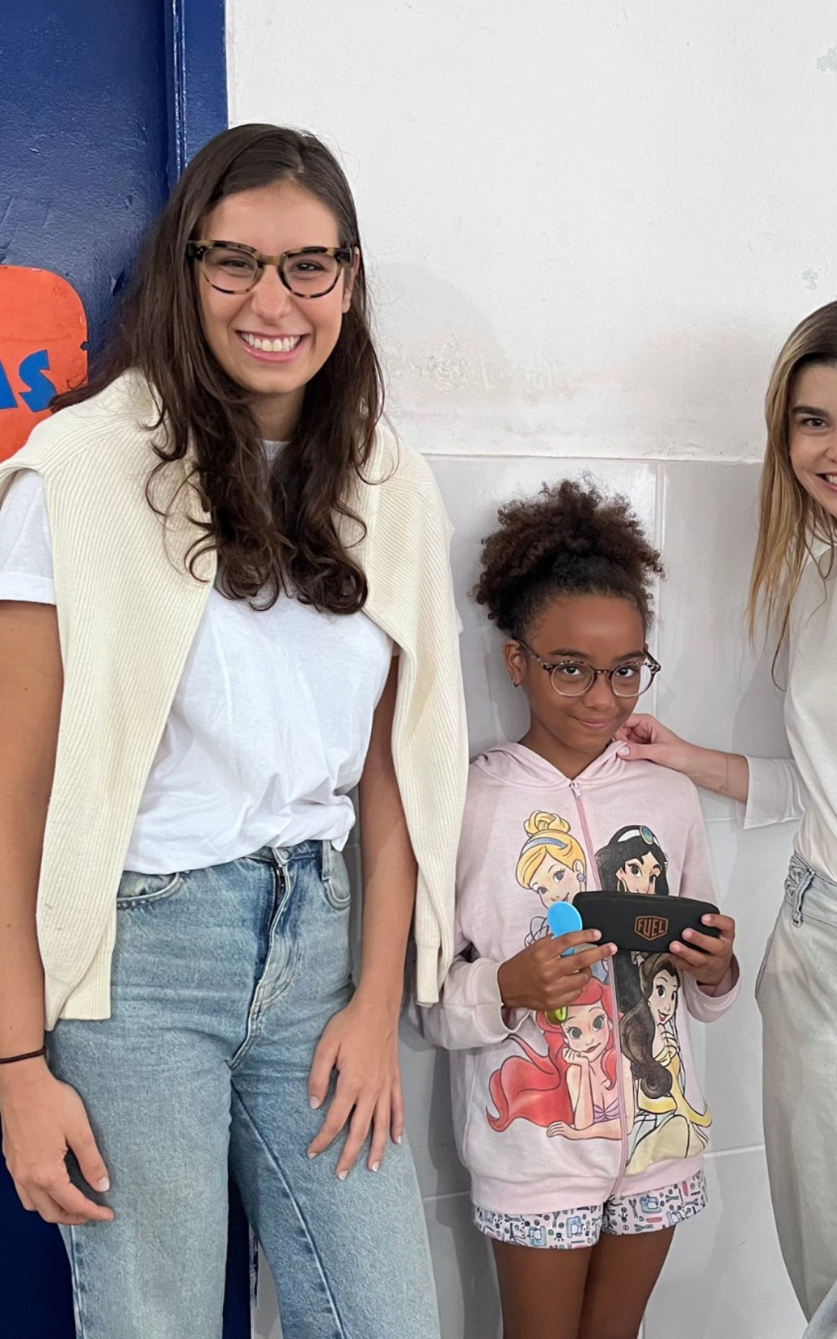 A Chef Juliana Gueiros visitando a escola Municipal Lucia Miguel Pereira - foto de divulgação