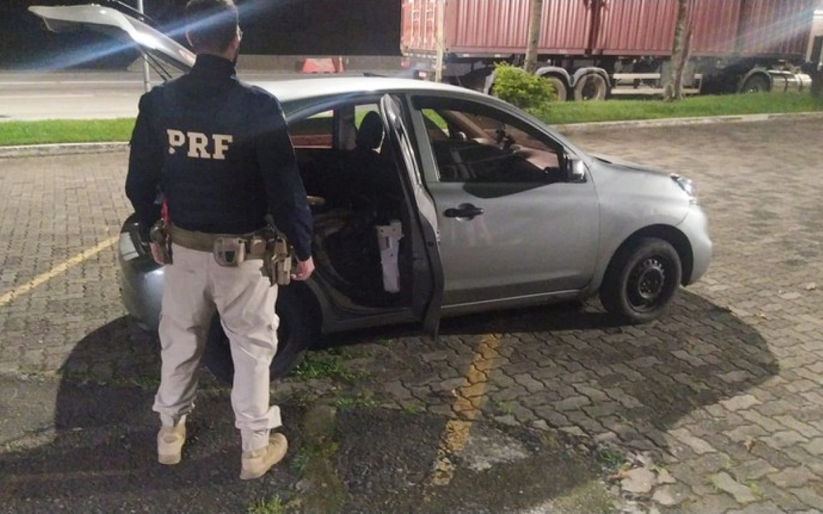 Ao se aproximarem do carro, os agentes observaram pelas janelas entreabertas a presença de diversas caixas de papelão empilhadas e um forte odor de fezes, típico de aves