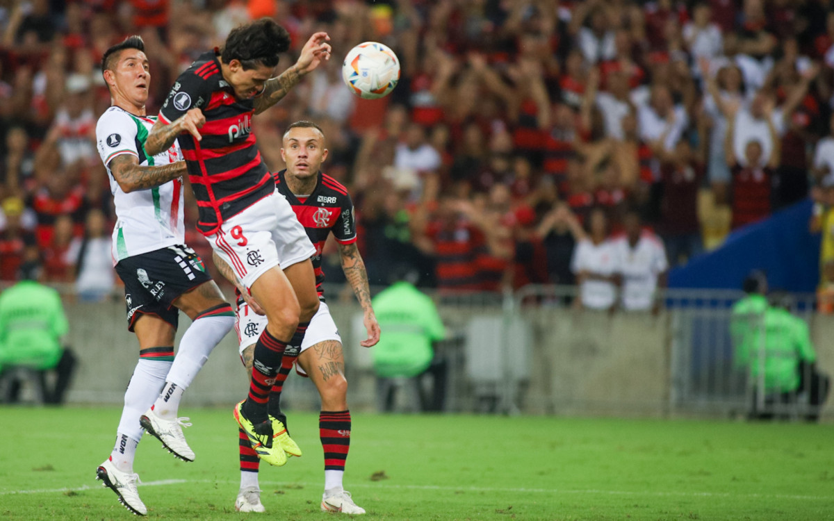 Pedro, de cabe&ccedil;a, abriu o placar para o Flamengo - Renan Areias