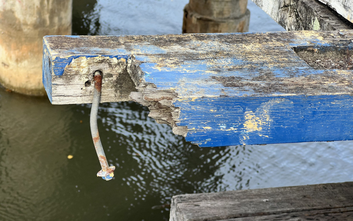 Ponte foi interrompida para tráfego de veículos por estar com sua estrutura comprometida