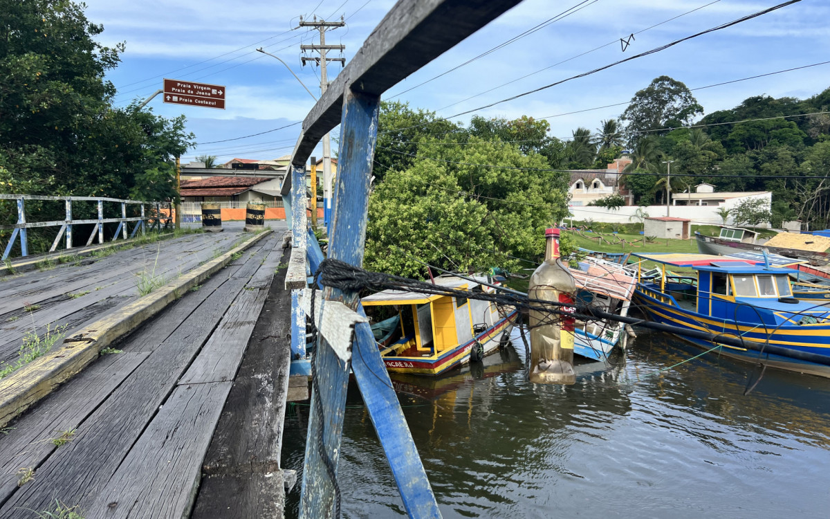 Ponte foi interrompida para tráfego de veículos por estar com sua estrutura comprometida