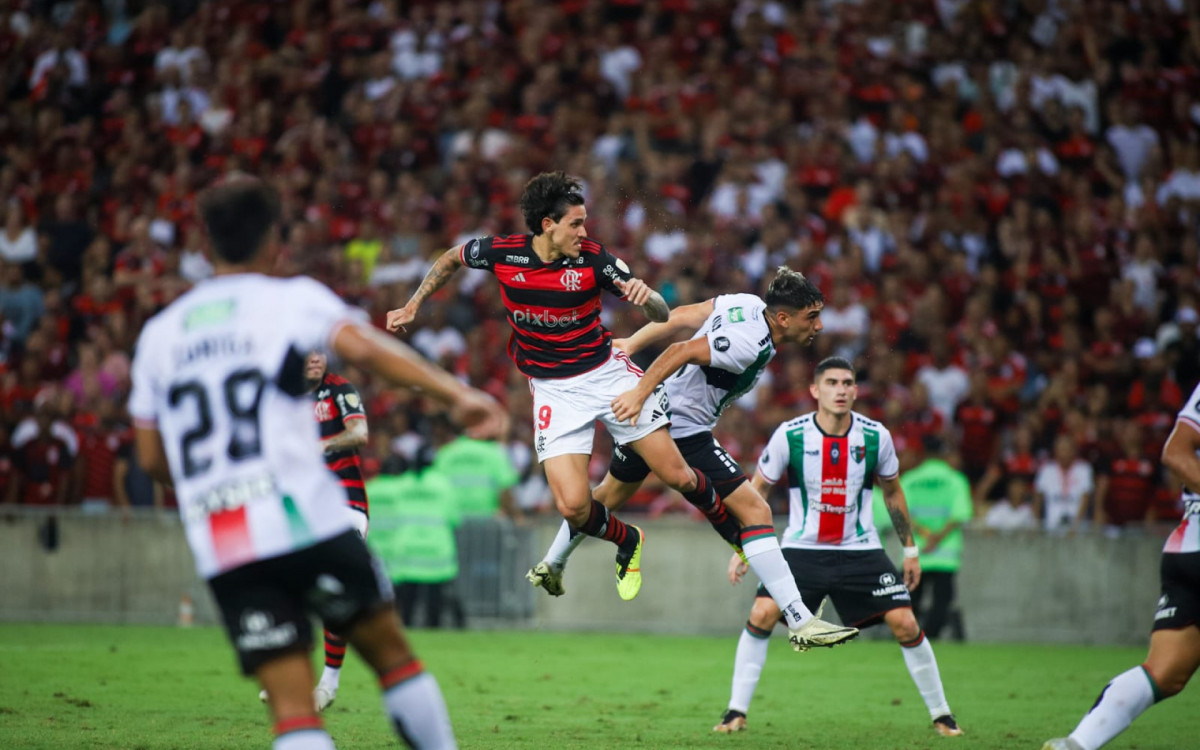 Pedro em jogada aérea na vitória do Flamengo sobre o Palestino - Renan Areias/Agência O Dia