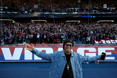 Ronaldinho Gaúcho é ovacionado antes de PSG x Barcelona pela Liga dos Campeões