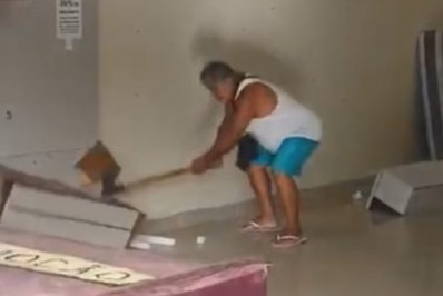 Cliente quebra móveis em loja após desentendimento sobre taxa de cancelamento