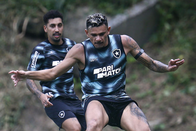 Tiquinho Soares será desfalque do Botafogo em clássico contra o Flamengo