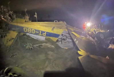 Avião fica de cabeça para baixo após queda no interior de Minas; piloto é resgatado