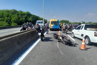 Mulher morre e homem fica ferido em acidente na Linha Vermelha