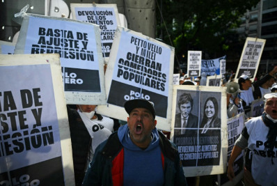 Polícia reprime manifestantes em Buenos Aires e detém oito pessoas
