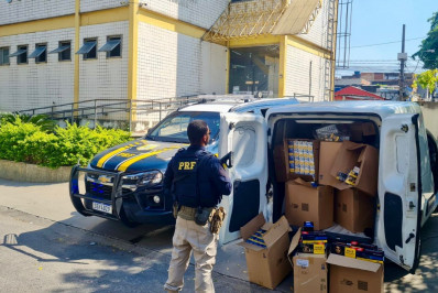 PRF apreende 8 mil maços de cigarro e prende motorista na Dutra