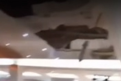 Teto da praça de alimentação de shopping desaba e deixa dois feridos; vídeo