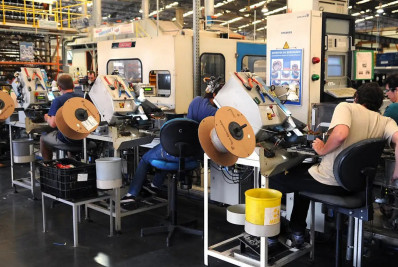 Confiança da indústria cai em abril, diz pesquisa da CNI