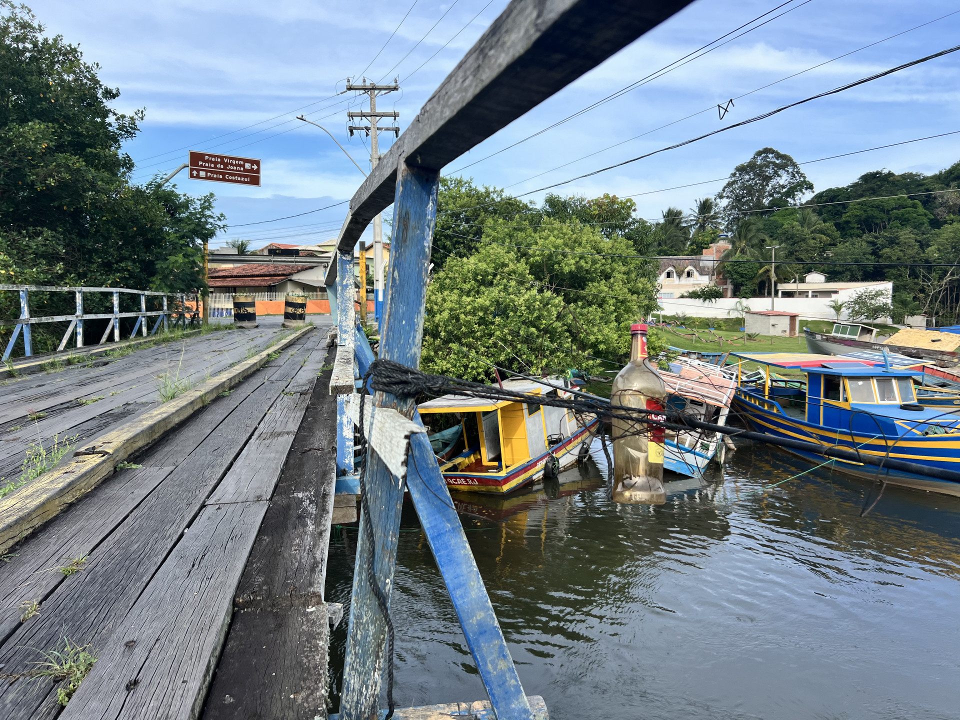 Ponte foi interrompida para tr&aacute;fego de ve&iacute;culos por estar com sua estrutura comprometida - Foto: Douglas Smmithy