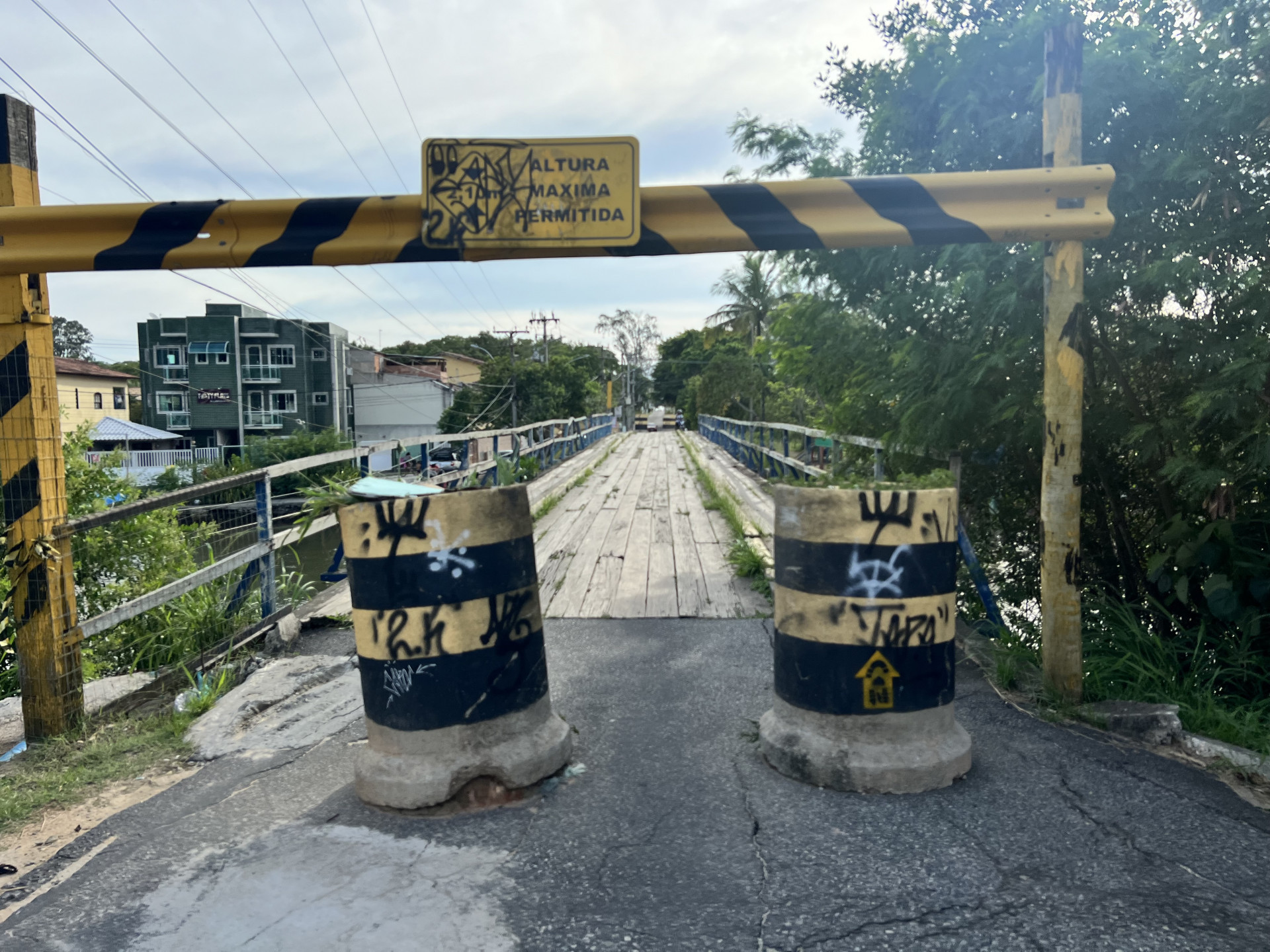 Ponte foi interrompida para tr&aacute;fego de ve&iacute;culos por estar com sua estrutura comprometida - Foto: Douglas Smmithy