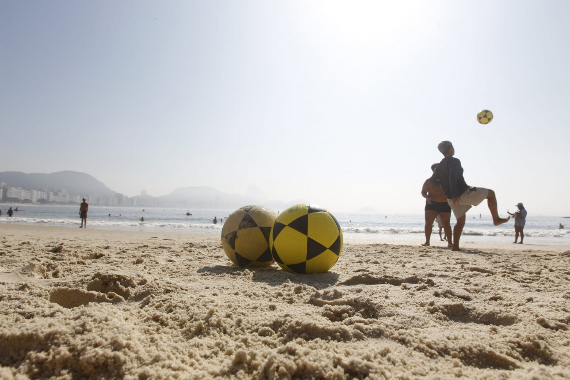 Cariocas aproveitaram o último dia ensolarado da semana para curtir a Praia de Copacabana - Reginaldo Pimenta / Agência O Dia